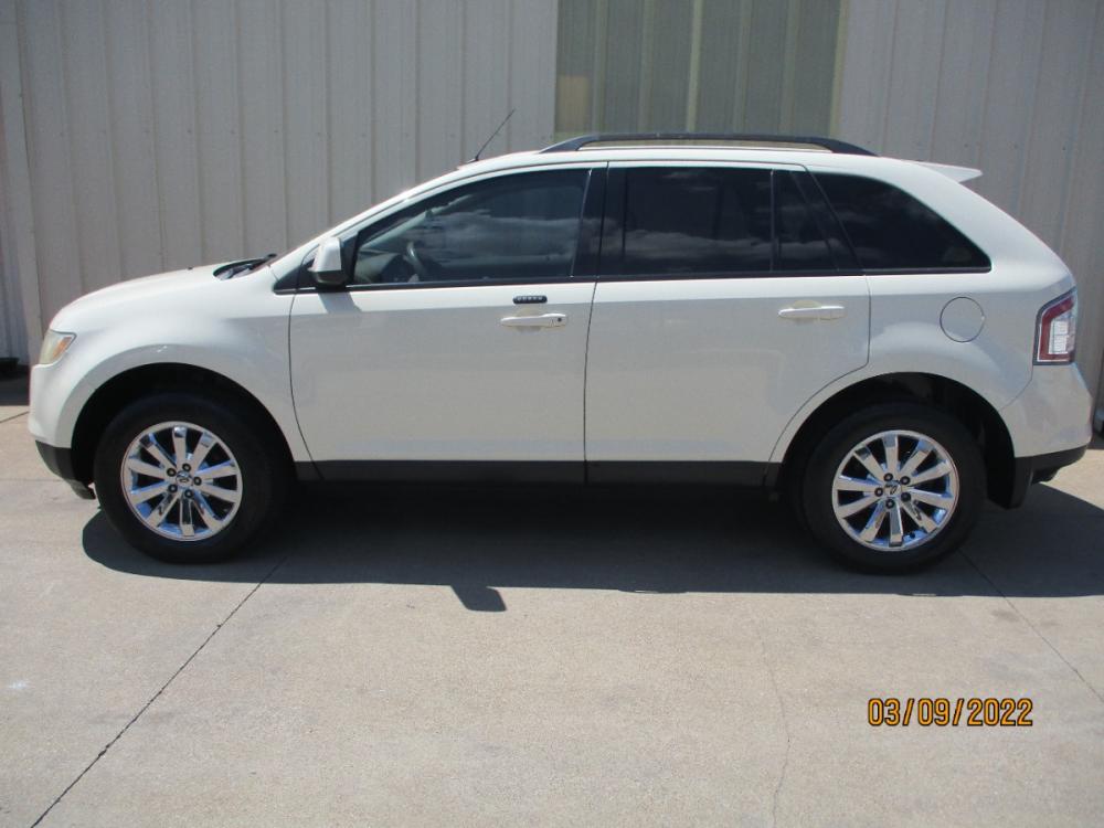 2007 WHITE Ford Edge SEL Plus FWD (2FMDK39C07B) with an 3.5L V6 DOHC 24V engine, 6-Speed Automatic Overdrive transmission, located at 2001 E. Lancaster, Ft. Worth, 76103, (817) 336-7000, 32.746181, -97.301018 - Photo #0