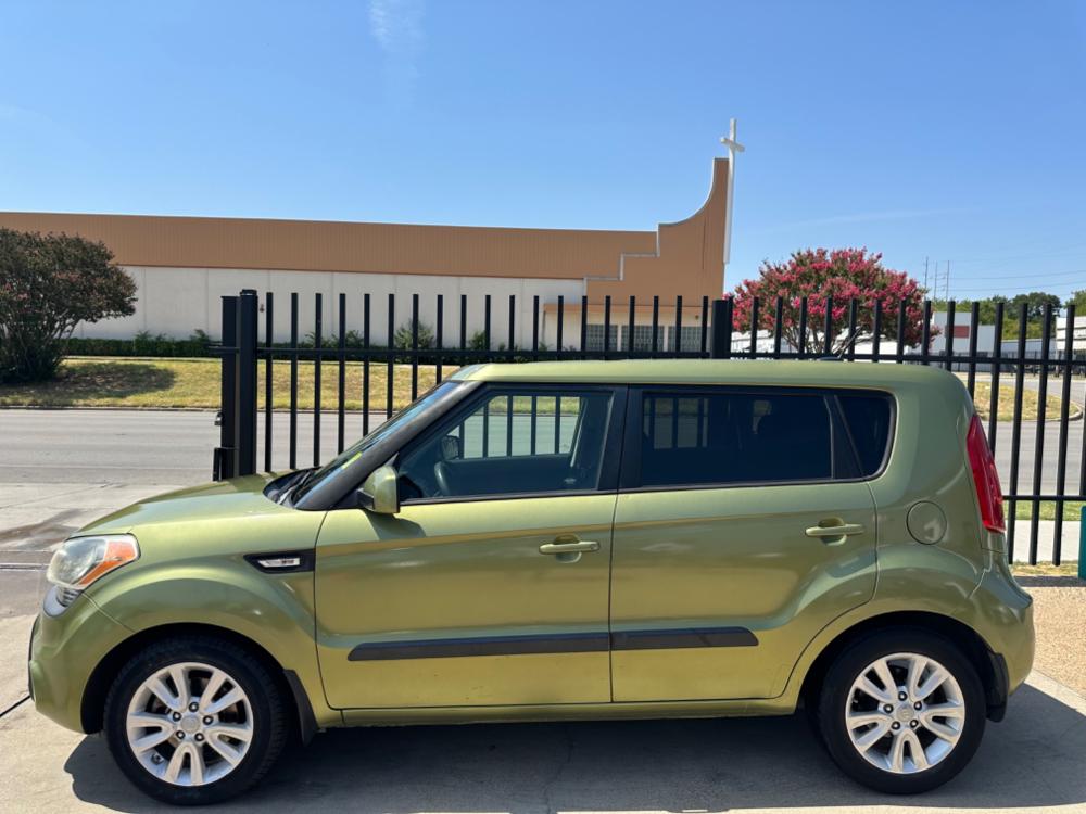 2013 GREEN Kia Soul Base (KNDJT2A59D7) with an 1.6L L4 DOHC 16V engine, AUTOMATIC transmission, located at 2001 E. Lancaster, Ft. Worth, 76103, (817) 336-7000, 32.746181, -97.301018 - Photo #0
