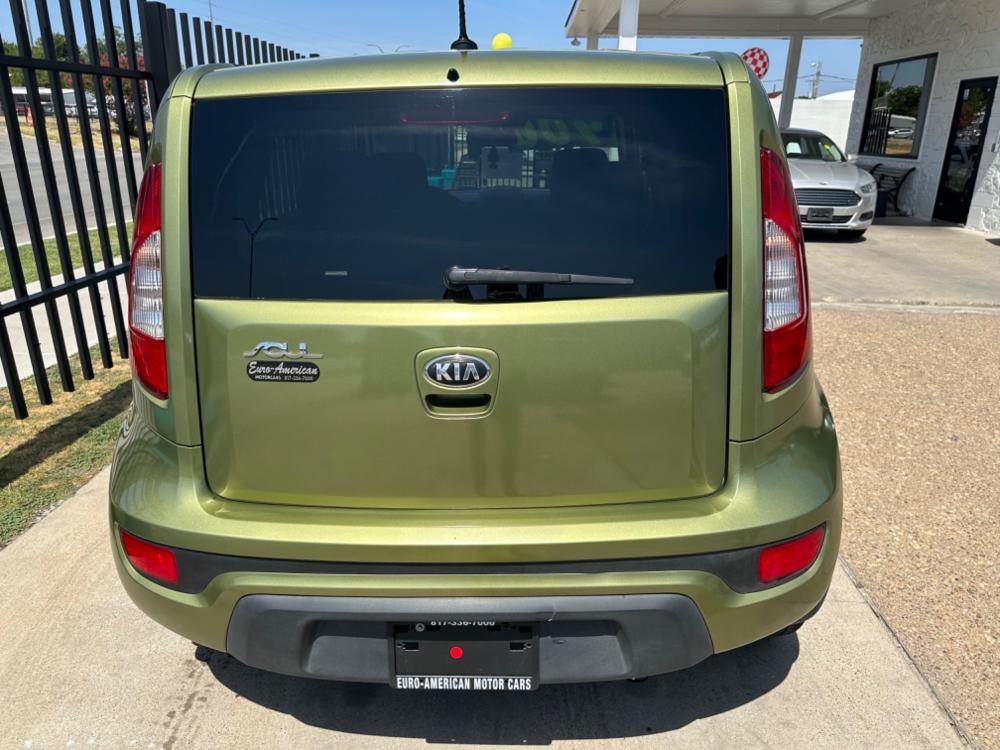 2013 GREEN Kia Soul Base (KNDJT2A59D7) with an 1.6L L4 DOHC 16V engine, AUTOMATIC transmission, located at 2001 E. Lancaster, Ft. Worth, 76103, (817) 336-7000, 32.746181, -97.301018 - Photo #11