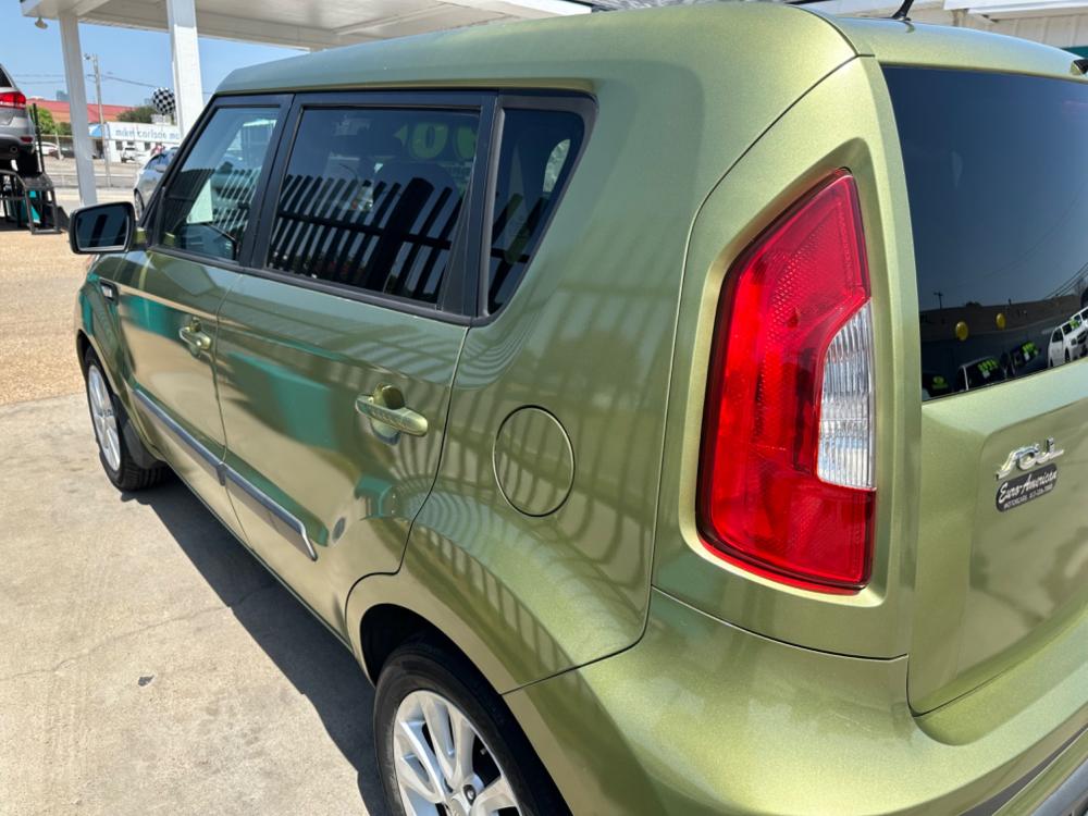 2013 GREEN Kia Soul Base (KNDJT2A59D7) with an 1.6L L4 DOHC 16V engine, AUTOMATIC transmission, located at 2001 E. Lancaster, Ft. Worth, 76103, (817) 336-7000, 32.746181, -97.301018 - Photo #12