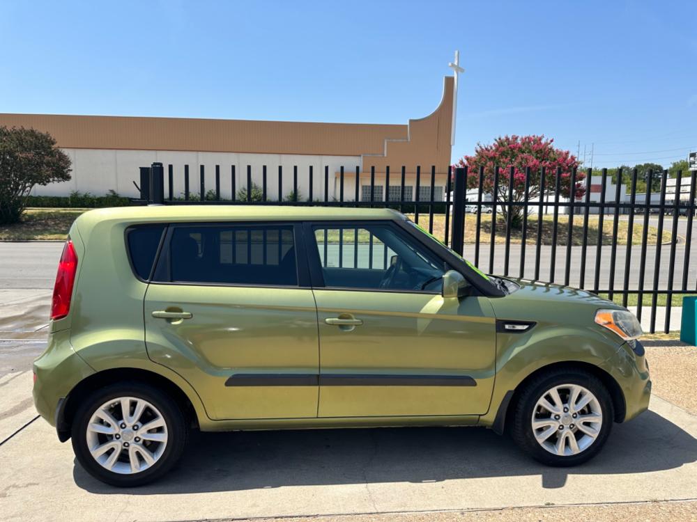 2013 GREEN Kia Soul Base (KNDJT2A59D7) with an 1.6L L4 DOHC 16V engine, AUTOMATIC transmission, located at 2001 E. Lancaster, Ft. Worth, 76103, (817) 336-7000, 32.746181, -97.301018 - Photo #15