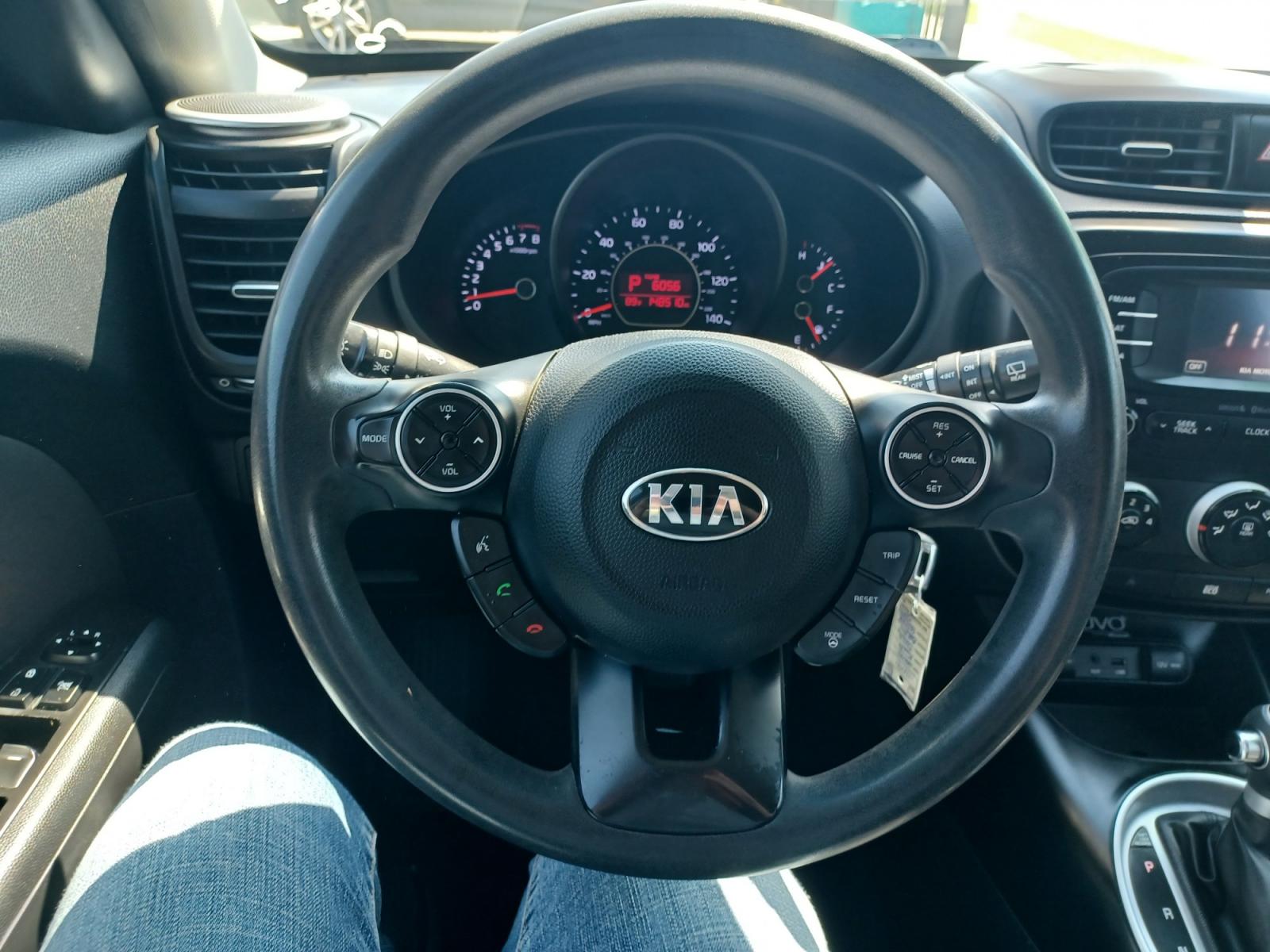 2015 Kia Soul Base (KNDJN2A25F7) with an 1.6L L4 DOHC 16V engine, AUTOMATIC transmission, located at 2001 E. Lancaster, Ft. Worth, 76103, (817) 336-7000, 32.746181, -97.301018 - Photo #11