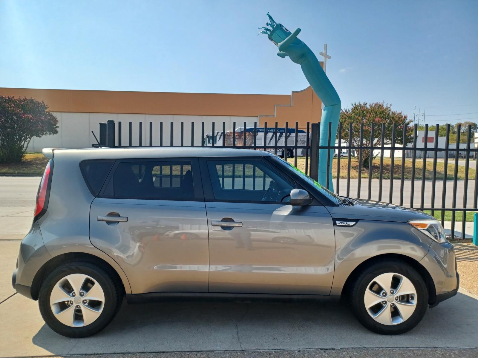2015 Kia Soul Base (KNDJN2A25F7) with an 1.6L L4 DOHC 16V engine, AUTOMATIC transmission, located at 2001 E. Lancaster, Ft. Worth, 76103, (817) 336-7000, 32.746181, -97.301018 - Photo #1