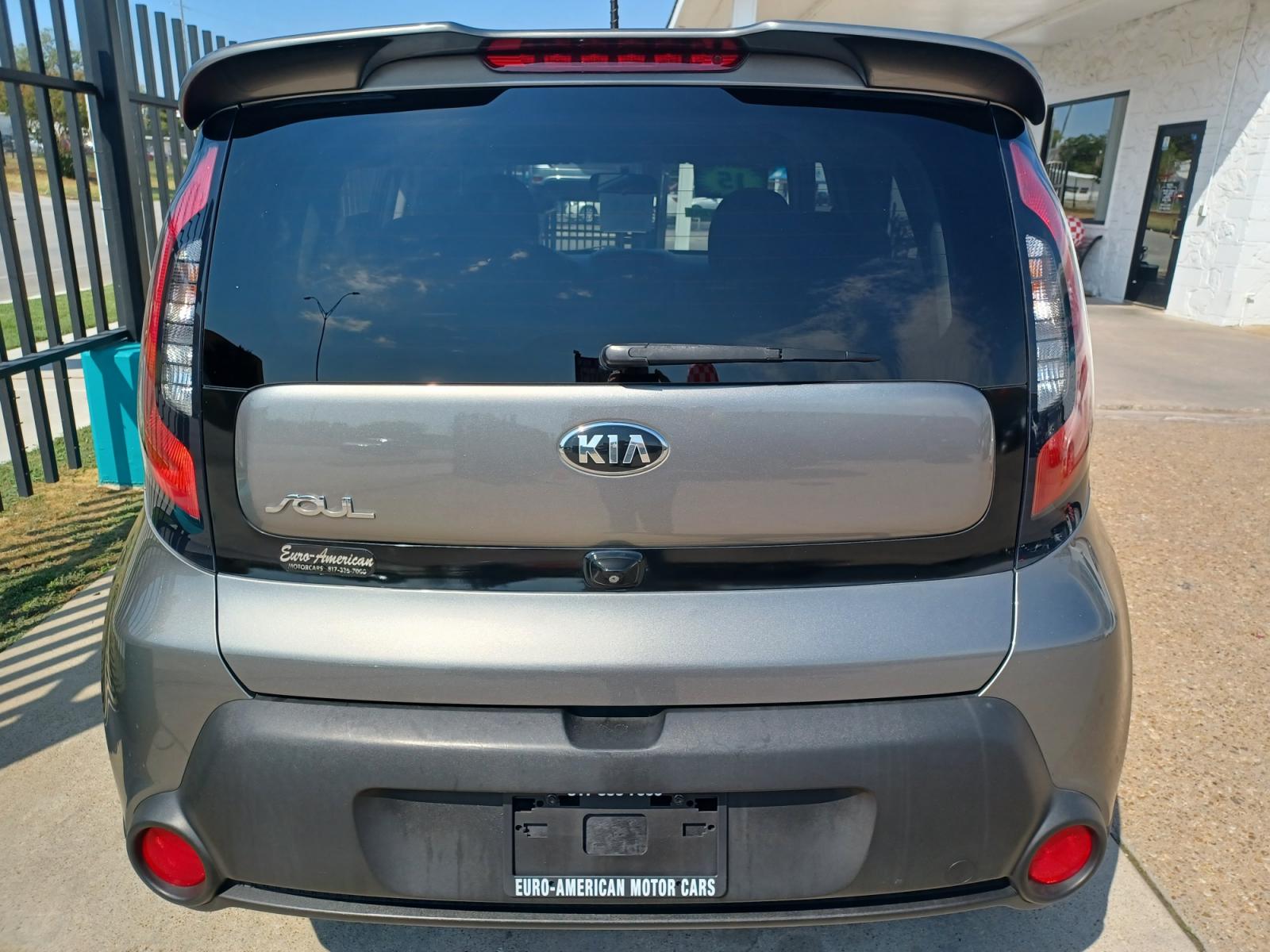 2015 Kia Soul Base (KNDJN2A25F7) with an 1.6L L4 DOHC 16V engine, AUTOMATIC transmission, located at 2001 E. Lancaster, Ft. Worth, 76103, (817) 336-7000, 32.746181, -97.301018 - Photo #6