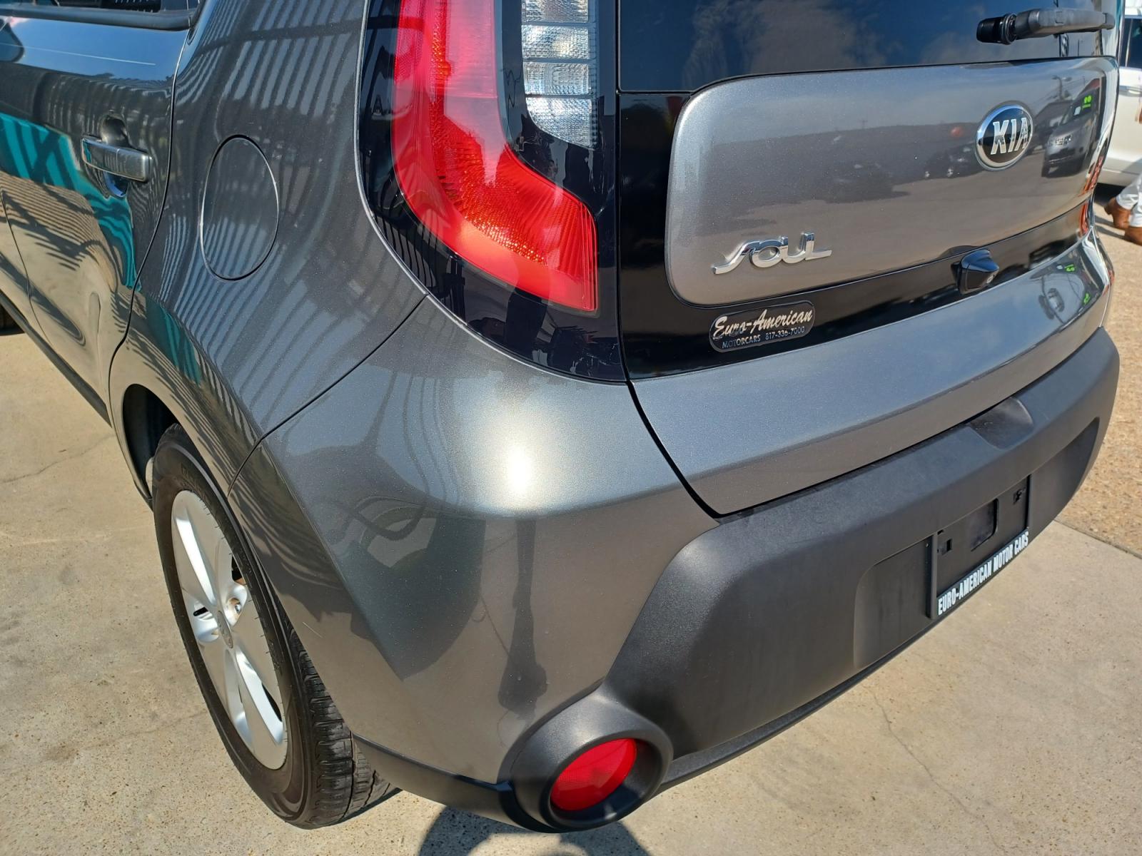 2015 Kia Soul Base (KNDJN2A25F7) with an 1.6L L4 DOHC 16V engine, AUTOMATIC transmission, located at 2001 E. Lancaster, Ft. Worth, 76103, (817) 336-7000, 32.746181, -97.301018 - Photo #7
